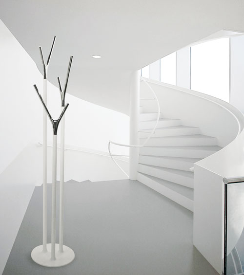 wishbone-porte-manteau-blanc-escalier